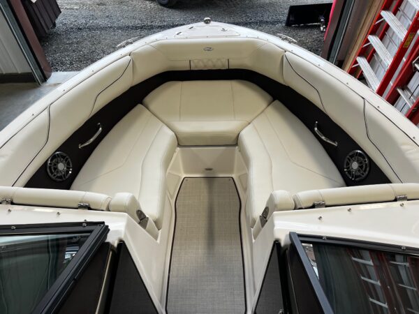 2025 Regal LX2 with Yamaha 200HP VMAX SHO $10,000 OFF - Image 4